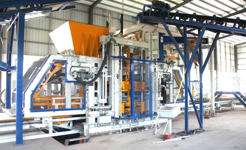 Quangong adreilu-makinek marka egiten dute Txinako hegoaldean: makina batek maneiatzen dituen adreiluak eta diamante formako adreiluak